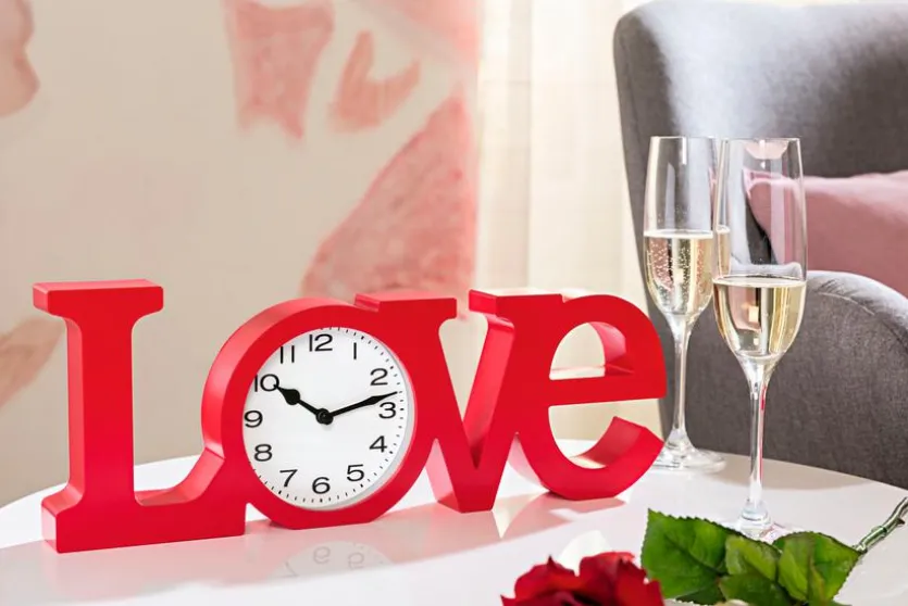 Quarztischuhr Love